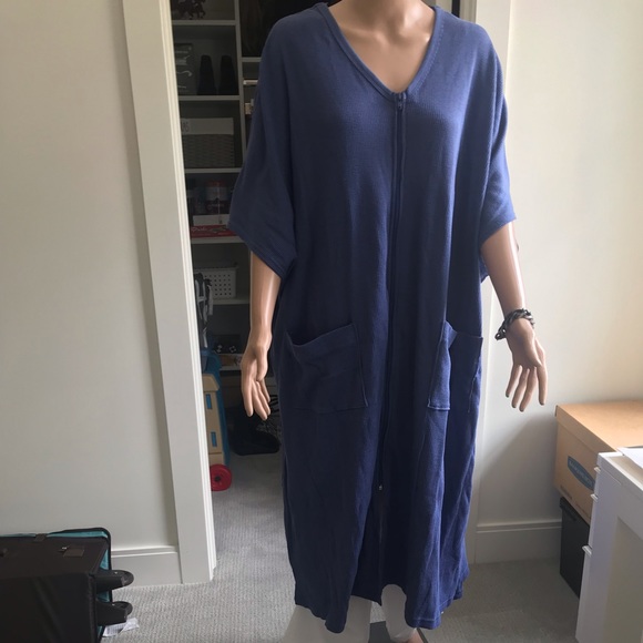 Robe-Perfect OSFM men and women. - Picture 2 of 6